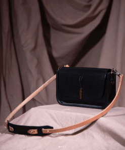 Cartera Baúl negra con correas nude