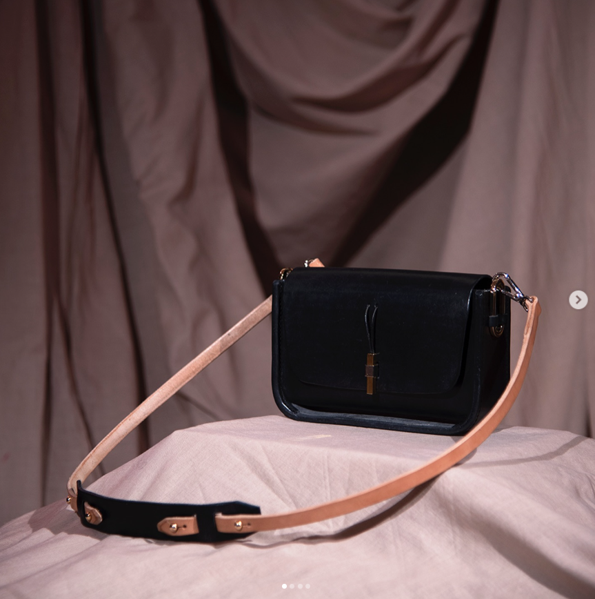 Cartera Baúl negra con correas nude